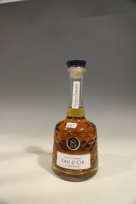 une photo d'une bouteille d'alcool posée sur un comptoir