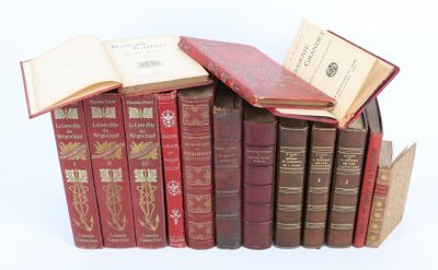 plusieurs livres sont empilés sur une surface blanche