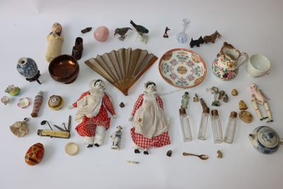 une table blanche sur laquelle sont posés de nombreux objets différents