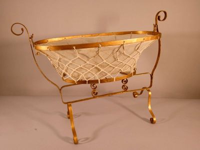 Berceau en métal doré, cordes et tissu, les extrémités à enr… - Photo 1
