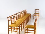beaucoup de chaises alignées en rang