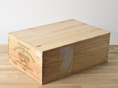 une caisse en bois posée sur un parquet