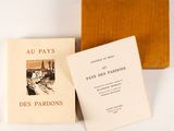 un livre ouvert posé sur une caisse en bois, à côté d'une autre caisse en bois