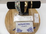 un présentoir de bracelets et de bagues sur un support en bois