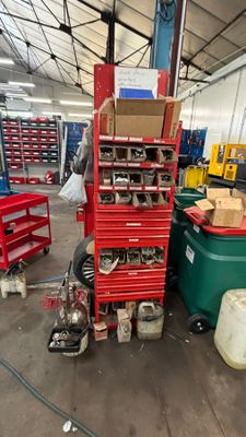 de nombreux outils posés sur un chariot rouge dans un garage