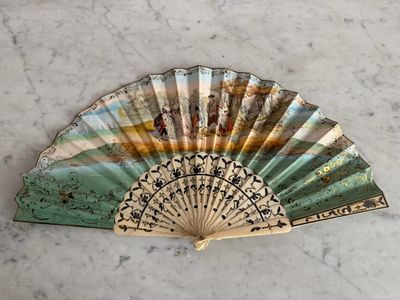 a fan that is sitting on top of a table