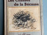 un vieux livre avec le dessin d'un oiseau sur la couverture