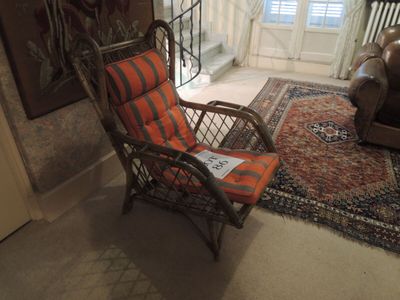 une image d'un salon avec une chaise et un tapis