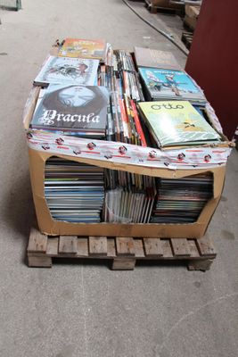 beaucoup de CD posés sur une palette au sol