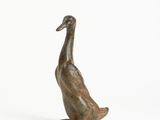 sculpture en bronze représentant un canard sur fond blanc