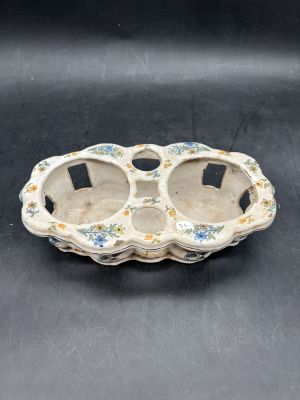 une image représentant un plat décoratif posé sur une table, sur fond noir