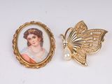 broche plaquée or représentant une femme et un papillon