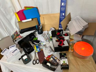 une table sur laquelle se trouvent de nombreuses fournitures de bureau