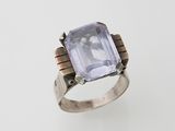 une image d'une bague sertie d'une pierre d'améthorate