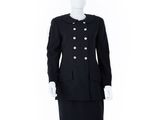 une robe et une veste de mannequin avec des boutons sur les épaules