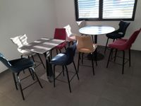 Table ronde « mange debout », table carrée « mange debout » …