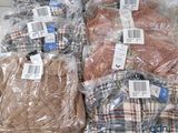 de nombreux sacs de vêtements posés sur une étagère dans un magasin