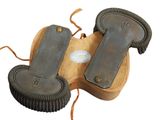 une paire de bottes d'équitation en cuir marron avec une bride marron sur fond blanc