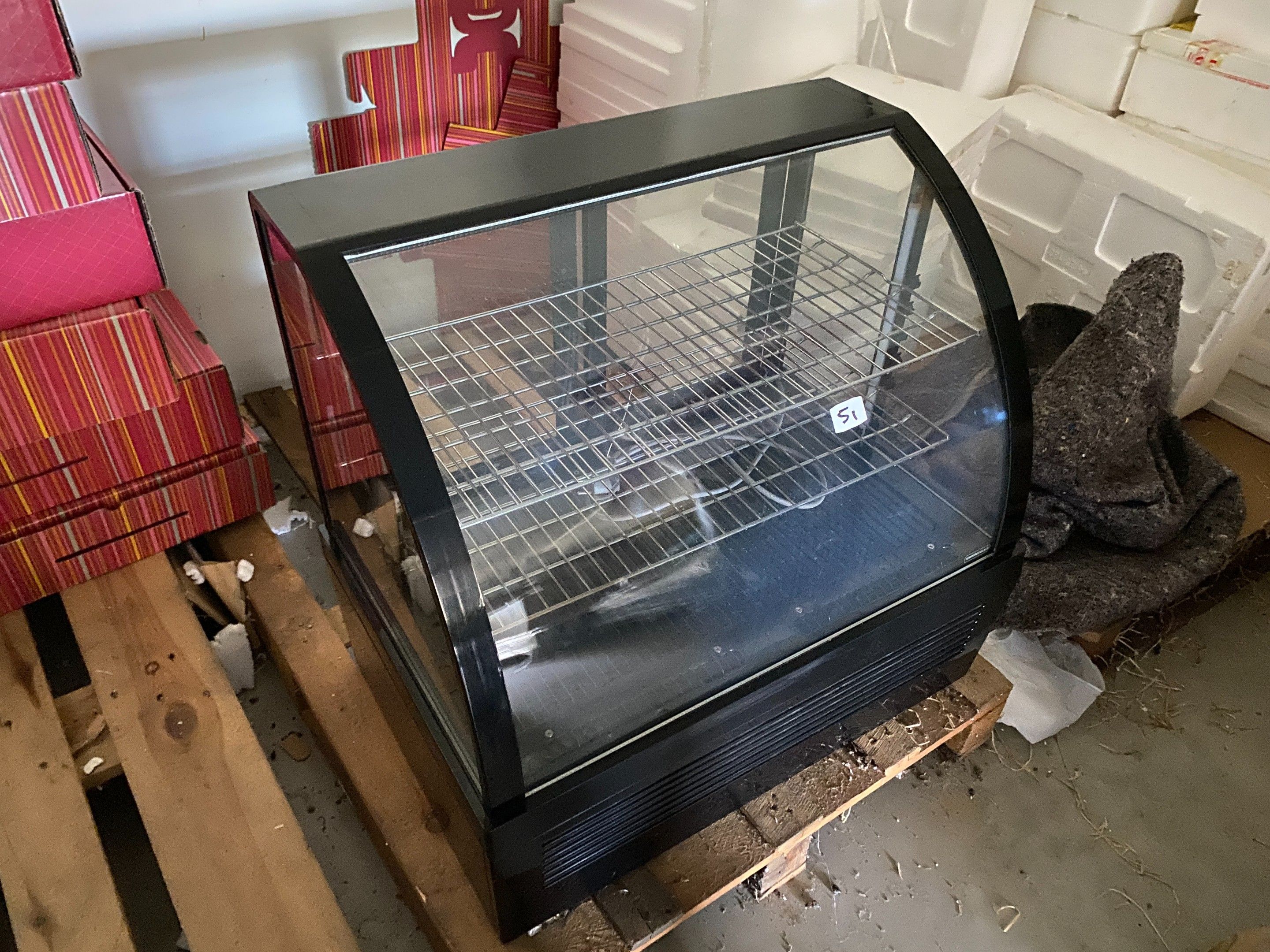 Une petite vitrine réfrigérée à poser