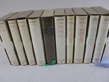 plusieurs livres sont empilés sur une table