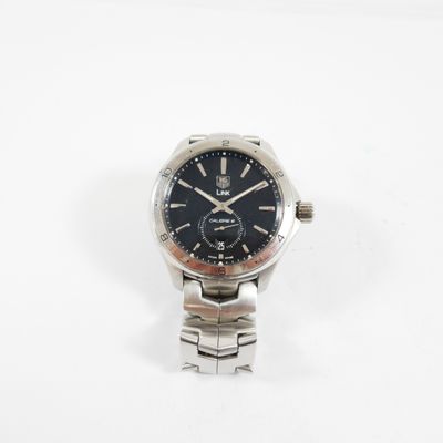 gros plan d'une montre sur une surface blanche
