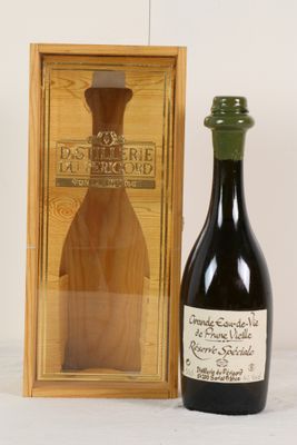 une bouteille de vin posée à côté d'une caisse en bois