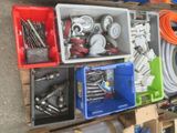de nombreux outils de toutes sortes dans une boîte posée par terre
