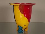 un vase orné d'un motif jaune et rouge