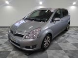 une photo d'une toyota yaris argentée garée dans un garage