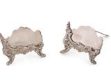 une paire de boucles d'oreilles plaquées argent ornées de festons