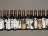 plusieurs bouteilles de vin sont alignées sur une table