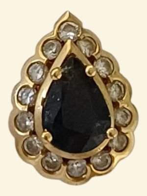 une photo en gros plan d'un pendentif en forme de diamant noir et blanc