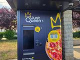un distributeur automatique sur lequel est représentée une pizza