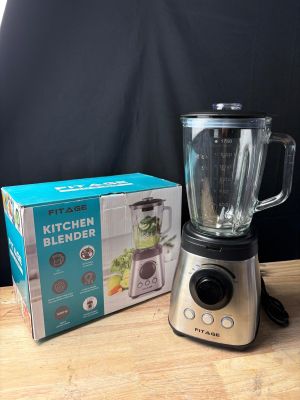 un mixeur posé à côté d'une boîte sur une table