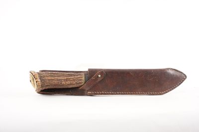 FRANCE. Couteau de chasse. Poignée corne avec pommeau laiton…