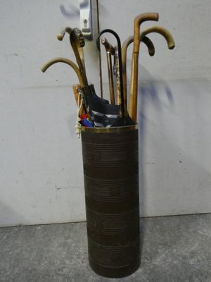 Porte-parapluies contenant 7 cannes et 3 paraluies - Photo 1