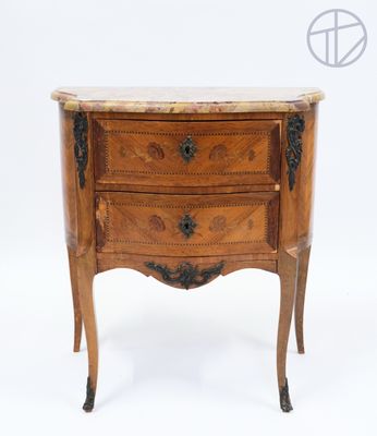 Petite commode sauteuse ouvrant à deux tiroirs. Plateau marb…
