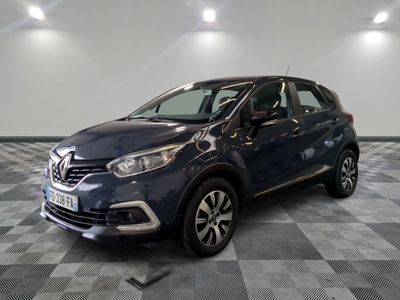 la voiture bleue est garée sur le sol en damier d'un garage