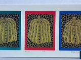 trois reproductions encadrées représentant une rangée de feuilles jaunes et rouges