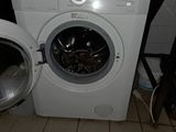 un lave-linge et un sèche-linge dans une petite pièce
