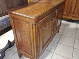 une armoire en bois surmontée d'un miroir