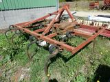 un petit tracteur qui est garé dans l'herbe