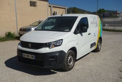 une camionnette blanche garée dans un parking