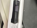 une boîte contenant une lampe de poche, posée sur une table