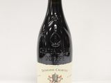 l'image d'une bouteille de vin rouge posée sur une table