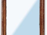 un vieux miroir en bois avec un cadre sculpté sur fond blanc