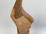 une paire de sculptures en bois représentant une tête de femme et un pied d'homme