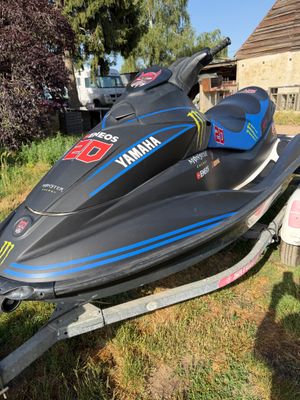 un jet-ski noir et bleu sur une remorque