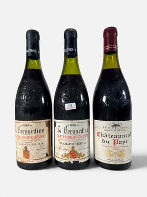 trois bouteilles de vin posées l'une à côté de l'autre sur une table