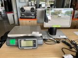 une photo d'une balance numérique équipée d'un écran
